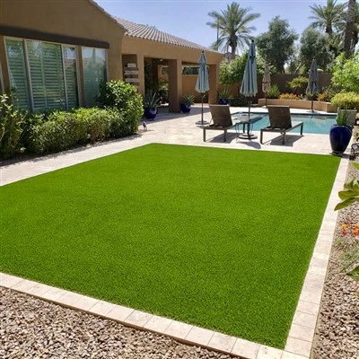 Alfombra de césped artificial en casa jardín al aire libre